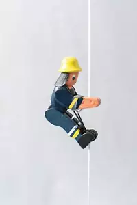 Holzspielzeug Kletterfigur Feuerwehrmann alt Höhe=6,5 (Kletterseil ca 45 cm)cm - Bild 1 von 3