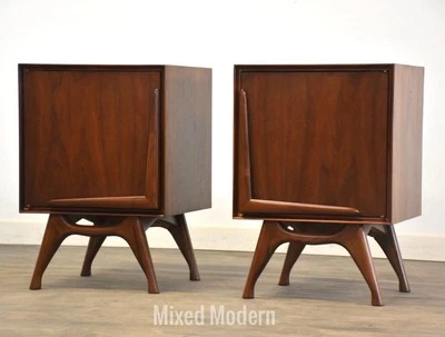 Mesitas de noche esculpidas de nogal acabado - un par Foto 1 de 4