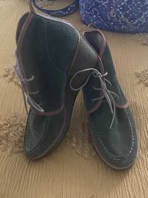 Botín cuña gamuza OluKai Wali en color verde o musgo.  Talla 8,5 Foto 1 de 4