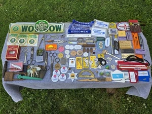 Lote de cajones de chatarra publicitarios cuchillo de bolsillo pasadores de botón WOW monedas fichas abridor de llaves - Imagen 1 de 23