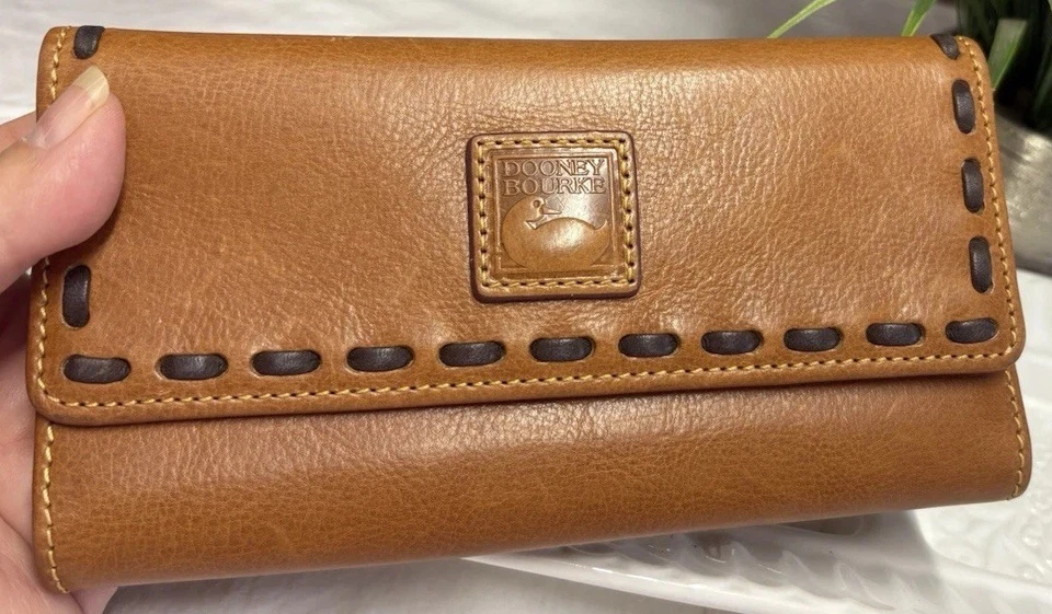 Cartera sin asas Dooney Bourke de cuero florentino marrón natural DB-02 Foto 1 de 4