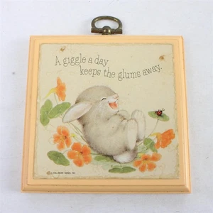 Vintage Hallmark Hase Plakette 3,75x3,75 Ein Kichern am Tag hält die Glums fern - Bild 1 von 5