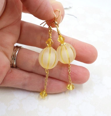 Pendientes hechos a mano de cristal acrílico grande amarillo limón, metal dorado y cristal Foto 1 de 4