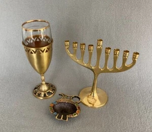 Vintage Judaica 3 Stck. Messing Lot Chanukka Menora, Kiddusch Tasse, Jerusalem Aschenbecher - Bild 1 von 16