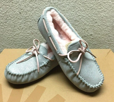 MOCASÍN UGG DAKOTA SHINY FOAL CONCIENTIZACIÓN SOBRE EL CÁNCER DE MAMA EE. UU. 5 / UE 36 / REINO UNIDO 3,5 Foto 1 de 4