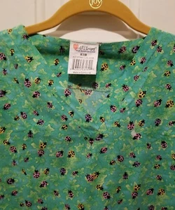 Top para mujer con estampado de chinche verde todo corazón talla XS - Imagen 1 de 12