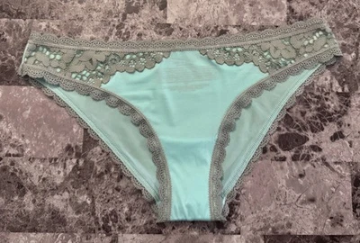 CALCINHA BOCHECHA RARA NOVA COM ETIQUETAS BODY BY VICTORIA'S SECRET PEQUENA AQUA RENDA LISA - Imagem 1 de 3