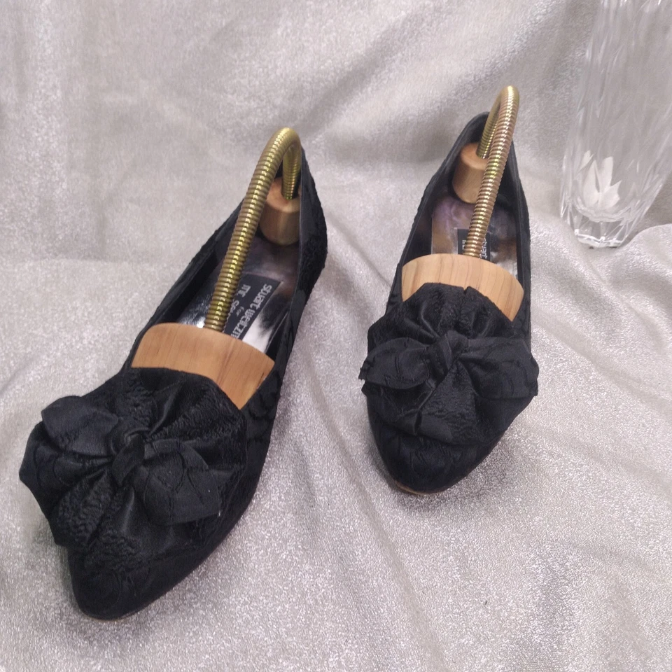 Zapatos planos Stuart Weitzman Mr Seymour totalmente negros de tela floral con lazo 6 mujeres de EE. UU. Foto 1 de 4