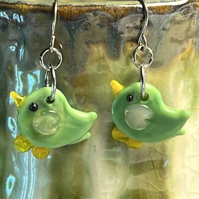 Pendientes colgantes con cuentas de pájaro de vidrio verde y amarillo gancho francés tono plata. S281 Foto 1 de 3