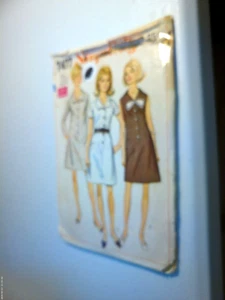 Simplicity 7477 ABITO LINEA AD A GIROVITA FRECCETTE modello cucito donna taglia 18 - Foto 1 di 1