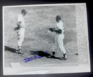 1959 STAN THE MAN MUSIAL Signed WIRE PHOTO W/ Willie Mays St Louis Cardinals HOF - Picture 1 of 3