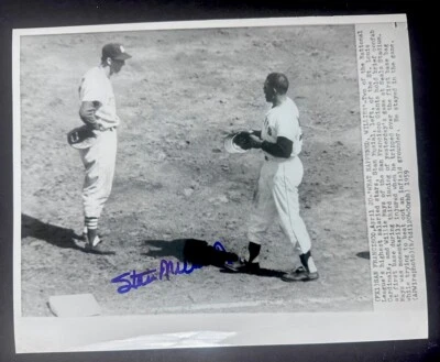 1959 STAN THE MAN MUSIAL Signed WIRE PHOTO W/ Willie Mays St Louis Cardinals HOF - Image 1 of 3