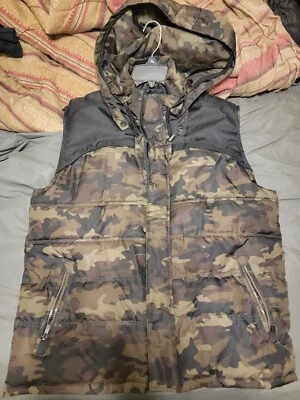 MENS LARGE L ROCAWEAR WINTER HOODED VEST DARK GREEN CAMOFLAUGE CAMO PUFFER BLACK - Image 1 of 3