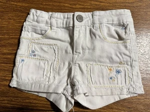 BABY GAP SHORTIE WHITE DENIM SHORTS EMBROIDERED DETAIL SIZE 5 YR ADORABLE - Picture 1 of 2