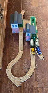 Thomas Wooden Railway 1998 Saw Mill 2 Log Cars 2 Engine Extra Clicky Clack Track - Picture 1 of 17