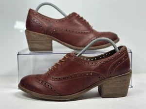 Tacones Frye de cuero marrón Oxford Maggie Perf punta de ala bloque para mujer talla 8,5 B - Imagen 1 de 13