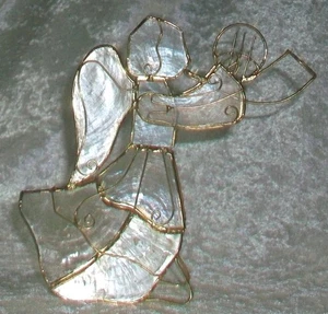 Estatuilla de alambre de ángel músico cuerno francés con concha de ostra capiz con ventana de colección - Imagen 1 de 13