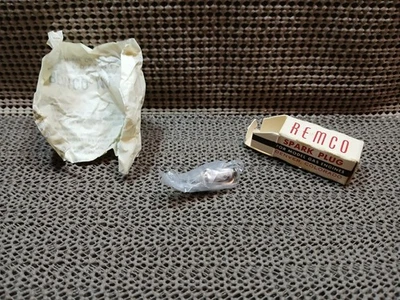 REMCO*MODEL AIRPLANE ENGINE PART*SPARK PLUG*C-1*SP*NOS*SAI - Image 1 of 4