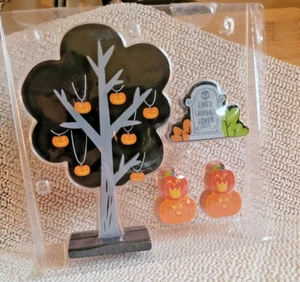 Hyde & EEK 2022! Mini Manto Madera Estante 4 Piezas Paquete de Accesorios Decoración Halloween - Imagen 1 de 3