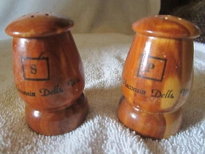 JUEGO DE SALEROS Y PIMENTEROS WISCONSIN DELLLS, WIS MADERA DE DOS TONOS CON TAPONES - Imagen 1 de 6