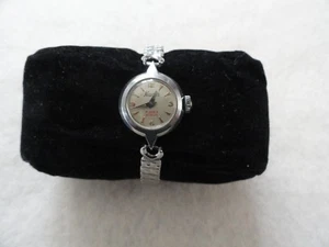 17 Jewels Incabloc Nivada Wind Up Vintage Mechanical Ladies Watch - Picture 1 of 4