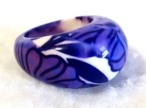 Sz 8 Purple/Blue/White Chunky Resin Lucite Plastic Ring Tropical Flower Design - Picture 1 of 6