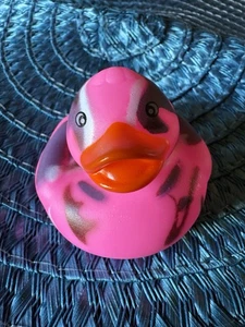 Pato Camuflaje Rosa Goma 2” Pato Baño Piscina Playa Juguete Jeep Pato - Imagen 1 de 5