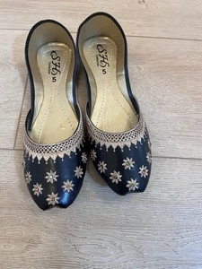 Black And Gold leather khussa /punjabi Jutti With Diamanté Detail. UK Size 3. - Picture 1 of 6