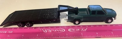 ERTL 1/64 CHEVY DOBLE CON REMOLQUE DE PLATAFORMA INCLINABLE DE QUINTA RUEDA Foto 1 de 3