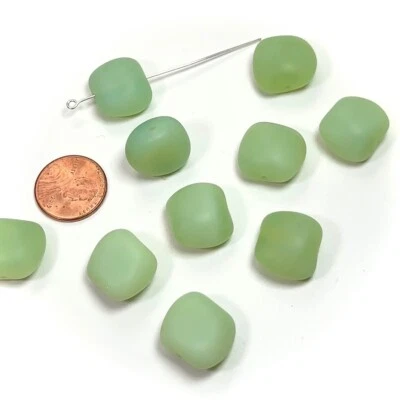 Cuentas de vidrio de almohada gruesas prensadas checas Druk, 15x17 mm verde claro mate, 10 piezas Foto 1 de 2