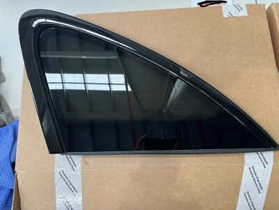 genuine Porsche Macan 2016-2022 RHS rear quater glass black part no: 95B845298FL - image 1 of 2
