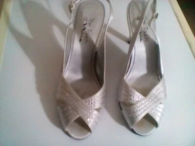 Women's silver The Touch of Nina open toe and open heel shoe Size 8.5 medium - Image 1 of 4