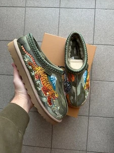 Palace Ugg Tasman 'Burnt Olive Camo' US9/EU42 1172070-GRNC - Imagen 1 de 10
