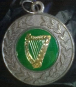 1 X METAL IRISH CELTIC MEDALLION IRELAND 4.5 CM HARP - Picture 1 of 3