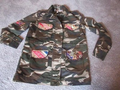 Jaqueta utilitária feminina Anthropologie Beautiful Stories bordada patch camuflagem P - Imagem 1 de 4