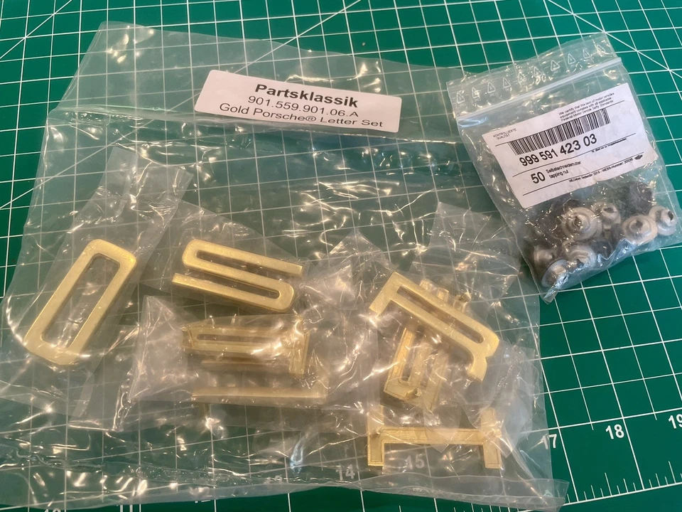 Juego de letras doradas Porsche 901.559.901.06 con tuercas de montaje Foto 1 de 2