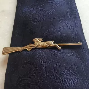 Beautiful True Vintage Tie Clip Gold Tone Gun & Rabbit VGC By Stratton - Picture 1 of 5
