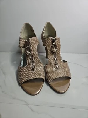 Sandalia de tacón Ann Klein beige con patrón de lagarto de cuero de 4" 10M Foto 1 de 4