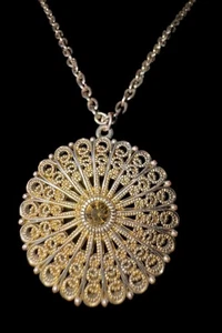 Collana con ciondolo medaglione filigrana tono oro vintage vetro ambrato - Foto 1 di 15