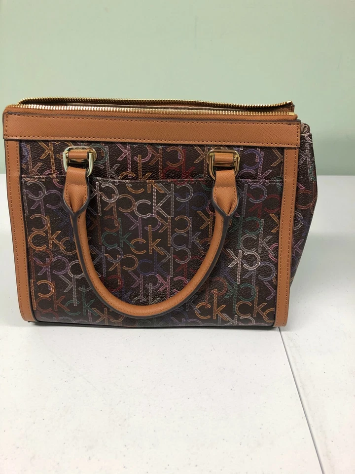 Bolso de Mano Calvin Klein Janae Firma Organizacional Logotipos Coloridos/Marrón Foto 1 de 4