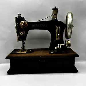 Figurale Nähmaschine Aufbewahrungsbox mit Vintage Nähzubehör Landhaus Grannycore - Bild 1 von 21