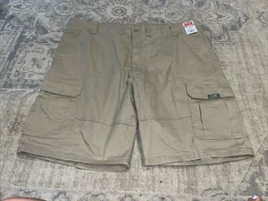 New Wrangler Men's Cargo Shorts Sz 44 Relaxed-Fit Twill Tech-Pocket Beige - Picture 1 of 5