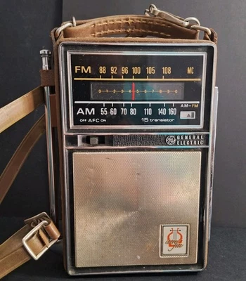 Radio Portátil GE General Electric De Colección BONITO TRANSISTOR AM/FM P-975F Funciona Foto 1 de 4