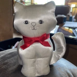1984 FANCY FEAST weiße Satin KATZE mit roter Schleife WEIHNACHTEN Ornament Vintage - Bild 1 von 9