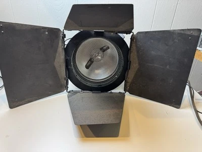 ARRI- Arrilite 2000 Open Face Tungsten 2K Light w/ Barn Doors - Image 1 of 4