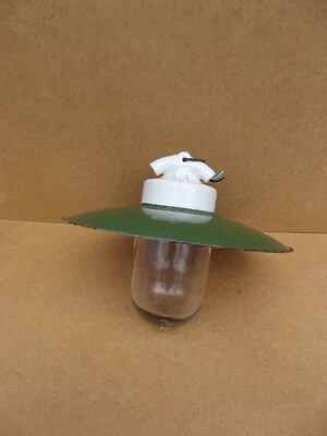 Lampe de cour ancienne, suspension industrielle en tôle émaillé et globe loft 1 - Photo 1/4