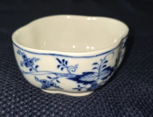 Meissen Blue Onion Quatrefoil Sugar Bowl or Trinket Dish 4 x 3 1/2 x 2 1/2 c1900 - Picture 1 of 8