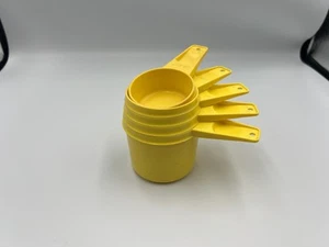 Juego de 5 vasos medidores de plástico Tupperware amarillos vintage 761-4 - Imagen 1 de 4