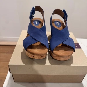 Sandali Clarks Artisan Caslynn Shae blu royal nabuk sughero zeppa tacco 7,5 nuovi con scatola - Foto 1 di 8