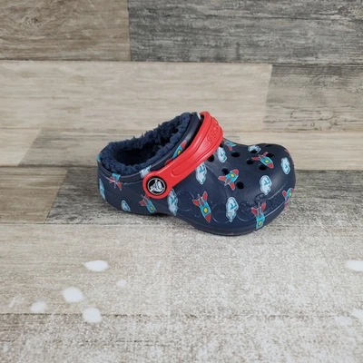 Zueco Crocs Baya forrado estampado para niños pequeños talla 7 azul marino llama correa para el tobillo zapatos sin cordones Foto 1 de 4